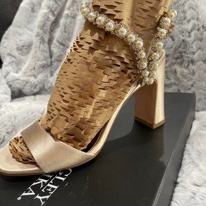 Badgley Mischka Korina Satin and Pearl Block Heel in Nude Satin, Like New, 5.5